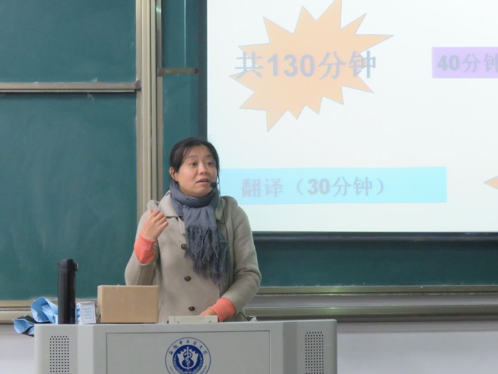 程玲老师向同学们介绍了英语考试的大纲要求和评分标准,并从出题考试